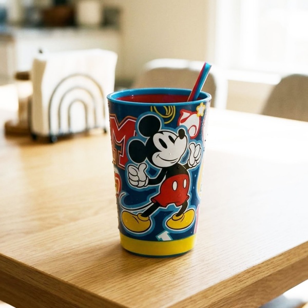 Gobelet pour enfants Mickey Mouse avec protection anti-renversement 470 ml : gobelet en plastique coloré et pratique pour l’école, la crèche et les sorties